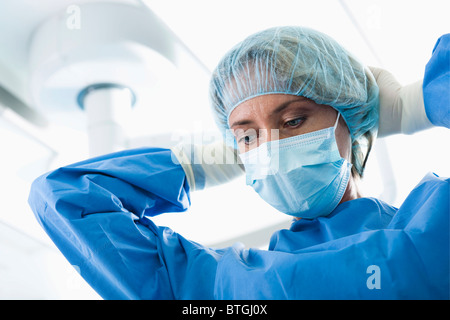 Chirurgen tragen Mundschutz im OP-Saal Stockfoto