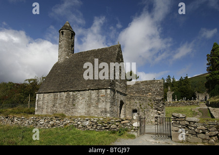 Irische runder Turm, der alten Klostergebäude, glendalough, County Wicklow, Irland Stockfoto