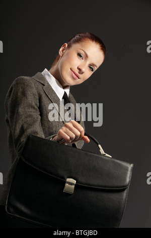 Geschäftsfrau mit schwarzen Aktenkoffer Stockfoto