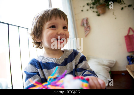 22 Monate Baby Boy lachend und spielend Stockfoto