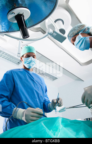 Medizinisches Personal im OP-Saal Stockfoto