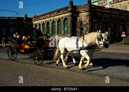 Pferdekutsche Touristen unter Führung des alten historischen Dresden Altstadt an Bord strahlend aus Holz Stockfoto