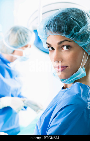 Medizinisches Personal im OP-Saal Stockfoto