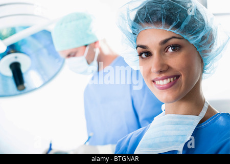 Medizinisches Personal im OP-Saal Stockfoto