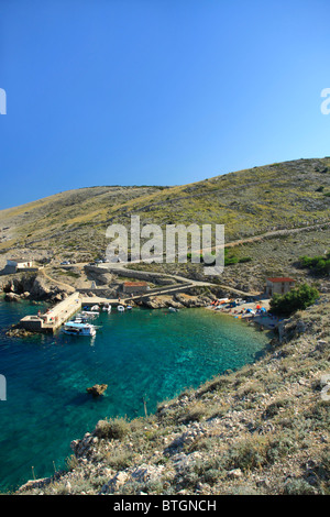 Kleiner Hafen in der Koromacna Bay in der Nähe von Belej Dorf auf der Insel Cres, Kroatien Stockfoto