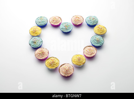 Muffins in Form eines Herzens angeordnet Stockfoto