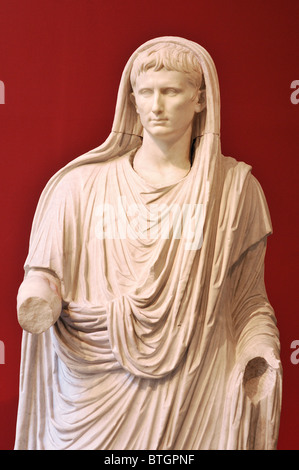 Rom. Italien. Kaiser Augustus. Museo Nazionale Romano. Palazzo Massimo. Gaius Julius Caesar Augustus in päpstlichen Kleid. Stockfoto