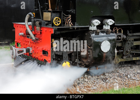 Nahaufnahme von der Vorderseite des Vintage Dampflokomotive mit Dampf Stockfoto