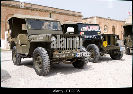 Zwei Jeeps in Kriegszeiten Farben von Enthisiasts mit Sitz in Malta restauriert. Sie waren auf der Messe am militärischen Mtarfa Tag in Malta Stockfoto