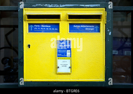 fröhlich leuchtend gelbe Vintage Paris Post Sammelkiste montiert ein Metall Fenster in Paris bauen Stockfoto