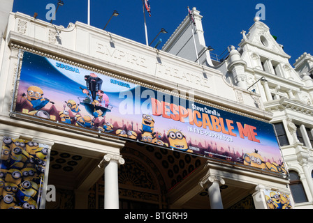Billboard, die Förderung der Film Despicable Me außerhalb der Empire-Kino am Leicester Square, London, England Stockfoto