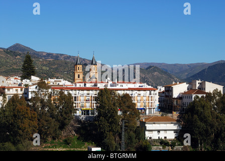 Blick auf die Stadt und Kirche, Orgiva, Las Alpujarras, Provinz Granada, Andalusien, Südspanien, Westeuropa. Stockfoto