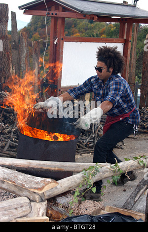 Kastanien Braten am Monte Kastanien festival.held jedes Jahr. Le Marche, Italien Stockfoto