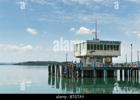 Der Bootsanleger in Passignano Sul Trasimeno am Trasimeno-See in der Unbria Region von Italien. Das Boot von hier nimmt Touristen nach Tuoro Sul Trasimeno und Isola Maggiore. Stockfoto