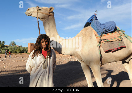 Beduinen Mann mit Kamel außerhalb Ait Benhaddou eine befestigte Stadt im Süden Marokkos. Stockfoto