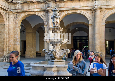 Sevilla Spanien Universidad University Student Studenten Fabrica Real de Tabacos Stockfoto