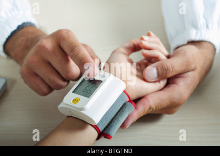 Arzt Blutdruck nehmen Patienten Stockfoto