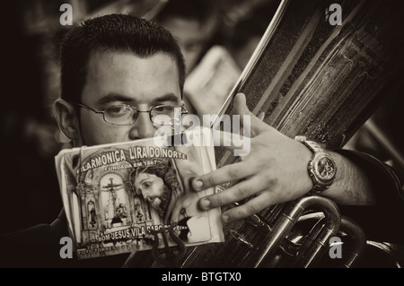 Männer in Prozession Band mit Philharmoniker Tube auf den Azoren Stockfoto