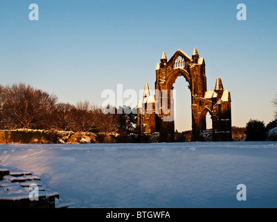 Gisborough Priory im Winter Schnee, Cleveland Stockfoto