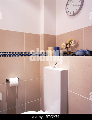 Ecke des modernen Beige-weiß gefliestes Badezimmer Stockfoto