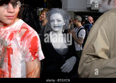 Die Brighton Zombie walk mit mehr als fünfhundert Menschen angezogen als Zombies zu Fuß durch die Straßen von Brighton, UK Stockfoto