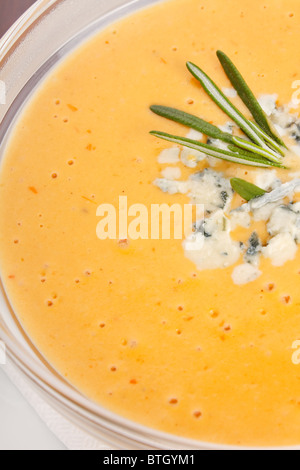 Kürbissuppe mit Blauschimmelkäse Stockfoto