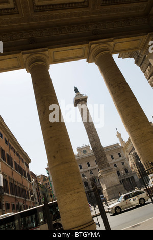 Piazza Colonna ist in der Mitte der Via del Corso und mehr als Piazza Venezia oder das Kapitol von Römern Zentrum der Stadt gilt. Die Spalte, nach den Inschriften wurde errichtet von Marcus Aurelius Antoninus Pius (Colonna Antonina) gewidmet Stockfoto