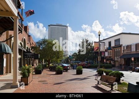 Adams Street mit des Gouverneurs Inn Hotel auf der linken Seite und die neue State Capitol Building hinter, Tallahassee, Florida, USA Stockfoto