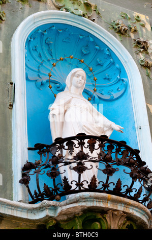 Denkmal unserer lieben Frau von Guadalupe.Located in einen Balkon Stockfoto
