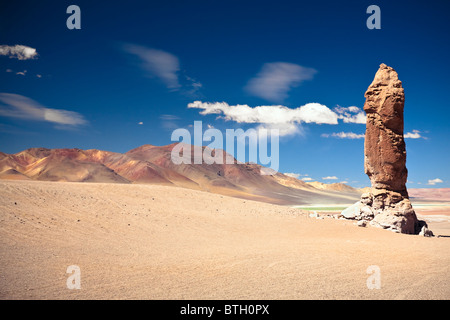 geologische Monolith in der Nähe von Salar Aguas Calientes und Cerro Losloyo, Wüste Atacama, Los Flamencos Nationalreservat, Chile Stockfoto