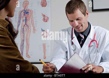 Arzt mit Patienten im Büro Stockfoto