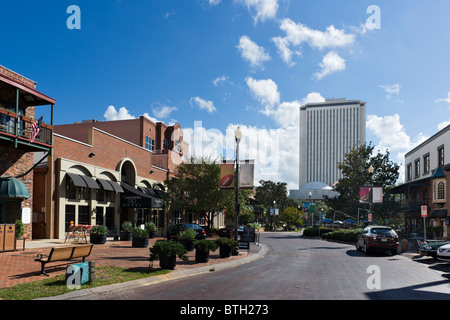 Adams Street mit des Gouverneurs Inn Hotel auf der linken Seite und die neue State Capitol Building hinter, Tallahassee, Florida, USA Stockfoto