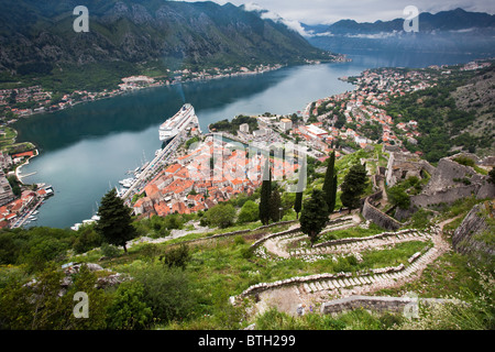 Ein Blick von oben auf den Fjord mit Blick auf Kotor Stockfoto