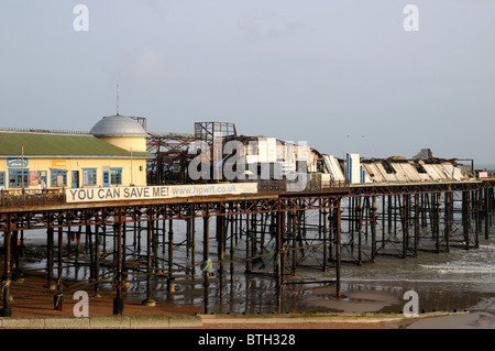 Hastings Pier, aus dem Westen, nach der Brandkatastrophe am 5. Oktober 2010 und vor dem späteren Änderungen der Eigentums- und Renovierung. Stockfoto