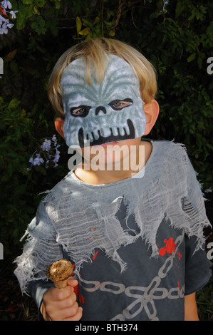Junge gekleidet wie ein Zombie/Ghul für Halloween, Mijas Costa, Costa Del Sol, Provinz Malaga, Andalusien, Südspanien, Westeuropa. Stockfoto