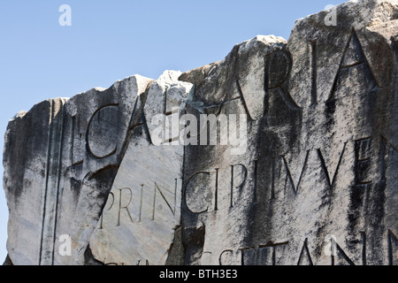 Marmor-Zeichen, Inschrift auf dem Forum Romanum. Rom, Italien Stockfoto