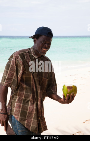 Lokalen schwarzer Mann in Barbados frische Kokosmilch am Strand zu verkaufen Stockfoto