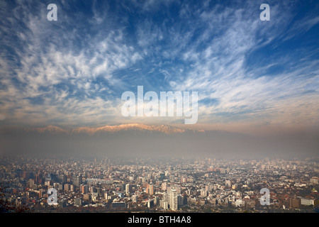 Birdeye der Anden und Santiago, Chile, Ansicht vom Cerro San Cristobal Stockfoto
