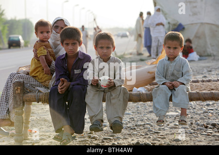 Suche nach Unterkunft in Zelten, Nowshera, Pakistan Flut-Flüchtlinge Stockfoto