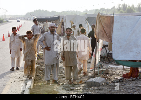 Suche nach Unterkunft in Zelten, Nowshera, Pakistan Flut-Flüchtlinge Stockfoto