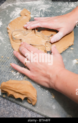 Ein Modell veröffentlicht Foto einer Frau Ausschneiden Lebkuchenmänner in Großbritannien Stockfoto