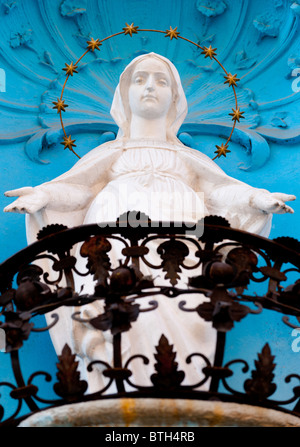 Denkmal unserer lieben Frau von Guadalupe.Located in einen Balkon Stockfoto