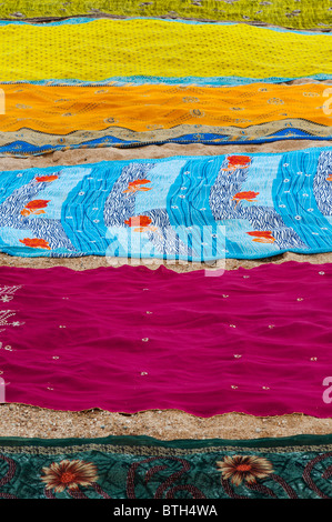 Bunten indischen Sari Trocknen auf dem sand Stockfoto