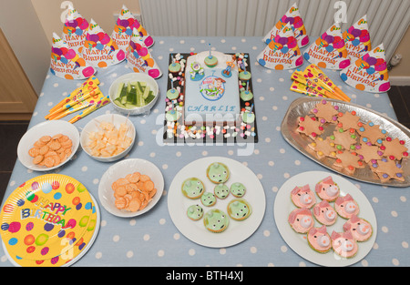 Ein Tisch voller Essen für ein Kinder Geburtstagsparty im Vereinigten Königreich Stockfoto