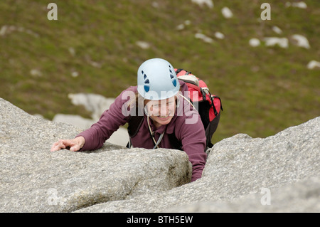 Ein Kletterer auf der South Ridge von Cir Mhor, Arran, Schottland Stockfoto