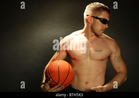 junger Mann im Studio zu schießen, auf der Suche gut straff, moderne und gesunde Stockfoto
