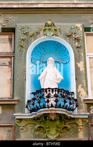 Denkmal unserer lieben Frau von Guadalupe.Located in einen Balkon Stockfoto