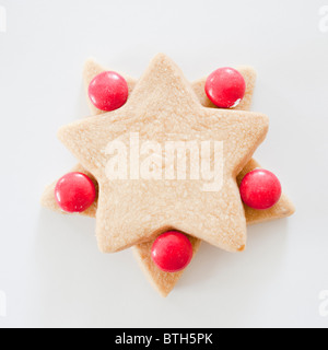 Eine hausgemachte sternförmige Shortbread Keks garniert mit Smarties für eine Kinder-Geburtstags-party Stockfoto