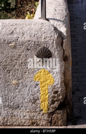 gelbe Pfeile und Muscheln sät den richtigen Weg zur St James Pilger entlang der Norden Spaniens Stockfoto