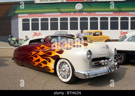 Auto - 1950 Mercury in Franklin, Ohio, USA, Auto-Show angepasst. Der Aufbau mit gemalten Diner Wandbild. Stockfoto